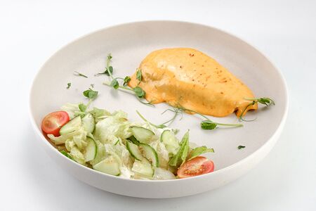 Куриный стейк под соусом чеддер