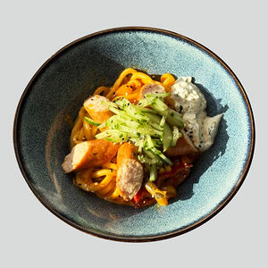 Лагман с куриными колбасками в соусе карри жареный