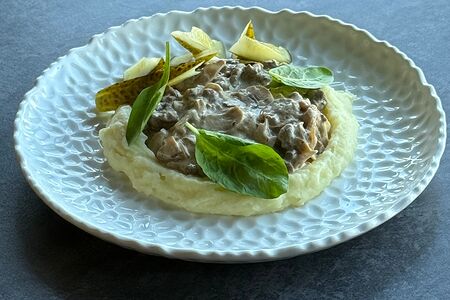 Бефстроганов из говядины в сметанном соусе с грибами и картофельным пюре