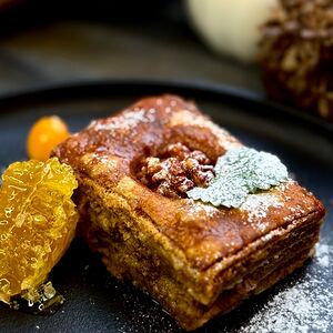 Пахлава с корицей и медовой сотой
