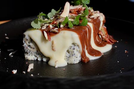 Сногсшибательный маковый кекс с шоколадным соусом и пеканом