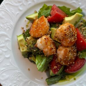 Жареные креветки с авокадо, спелыми томатами и хрустящим киноа