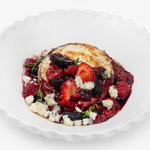 Запеченный сыр камамбер с сезонными ягодами