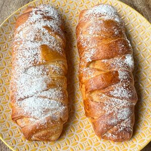 Булочка с яблочным повидлом и кусочками фруктов