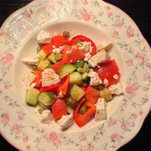 Салат овощной с сыром фета и каперсами