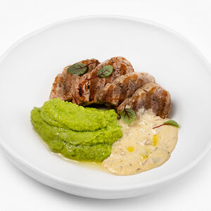 Медальоны из свинины с пюре из горошка и соусом из белых грибов