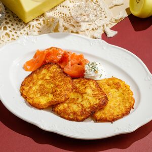 Домашние картофельные драники с лососем