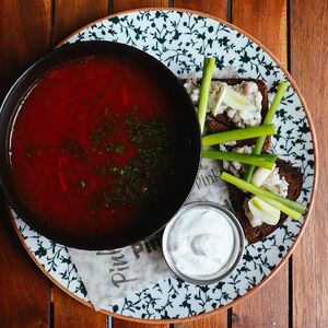 Борщ с бородинским хлебом и салом