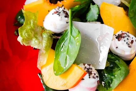 Салат с персиком