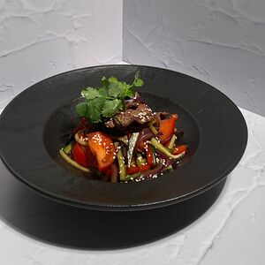 Салат с телятиной и овощами по-азиатски