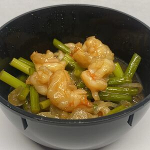 Теплый салат с креветкой унаги