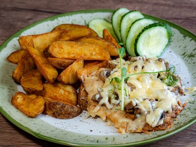 Куриное филе с помидором и картофельные дольки, салат из свежей капусты 