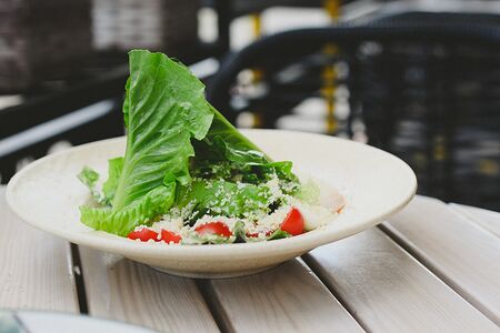 Салат Цезарь с креветками