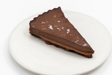 Шоколадный тарт с карамелью и молдонской солью