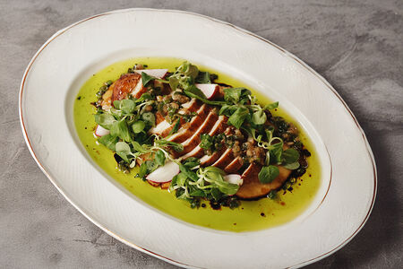 Томленая куриная грудка со сливочно-кукурузным соусом 