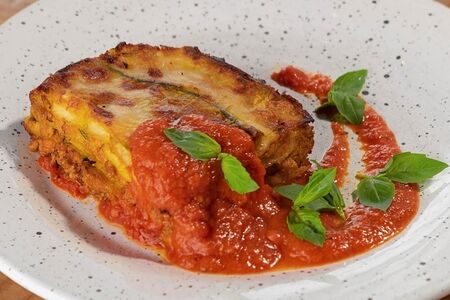 Лазанья из слайсов цукини с индейкой под соусом наполи