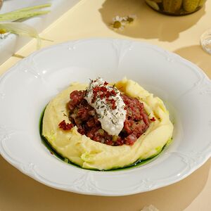 Тартар из бычка с соусом из Сулугуни