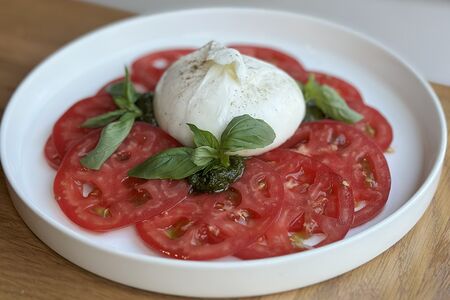 Сыр Буррата с томатами