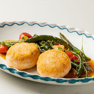 Котлеты из судака и лосося с припущенной фасолью