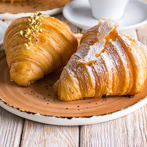 Круассан с заварным кремом и грушевым конфи