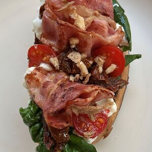 Брускетта с беконом