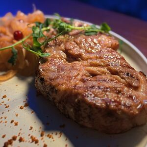 Гриль-свинина с маринованным луком и домашней аджикой 