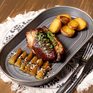 Запеченная рулька с обжаренным картофелем и битыми огурцами