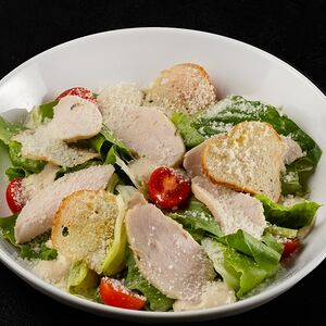 Салат Цезарь с курицей