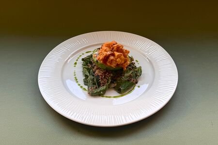 Авокадо-гриль с киноа и креветками темпура 