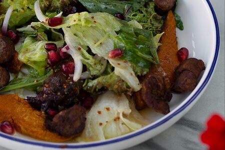 Теплый салат с тыквой и куриной печенью