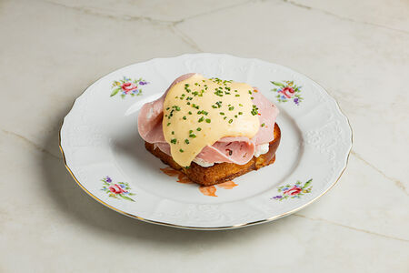 Бриошь со страчателлой, мортаделлой, яйцом пашот и голландским соусом (победитель фестиваля BreakFest 2025)