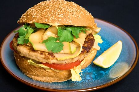 Бургер куриный с соусом Том Ям