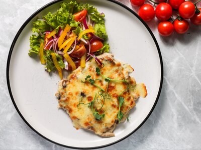 Свинина с грибами и сыром с фрэш салатом