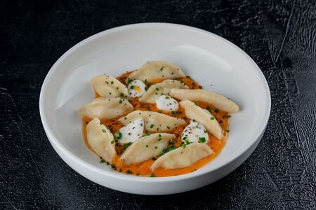 Вареники с печеной камбалой, соус из жареных томатов