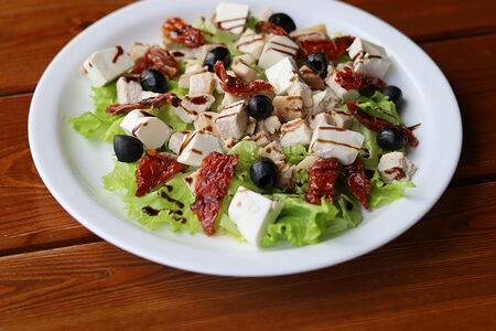 Салат с куриным филе и вяленными томатами