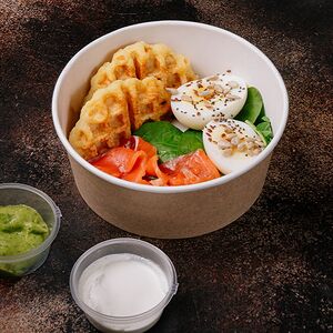 Завтрак с картофельной вафлей и форелью