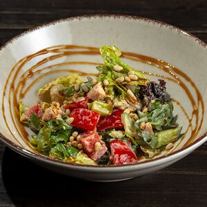 Пикантный с курицей и кедровыми орешками