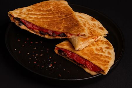 Кесадилья с пепперони и грибами