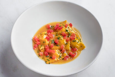 Равиоли с крабом и креветками