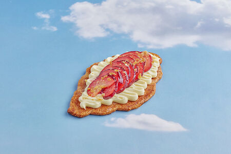 Круассан со сливой и вишней