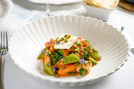 Тёплый салат с тыквой, авокадо и креветками