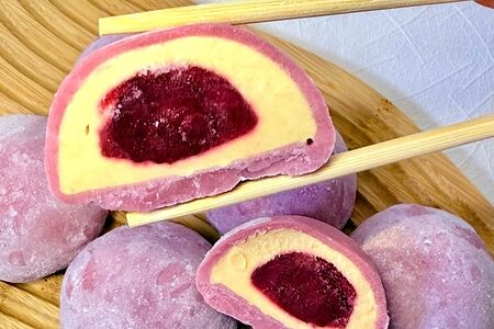 Японский десерт моти "Вишня-варёная сгущенка"