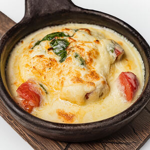 Запеченный сыр сулугуни с овощами и творогом надуги