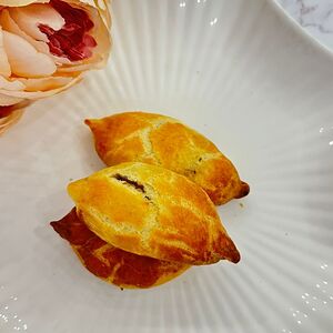 Пирожок с яйцом и зелёным луком 