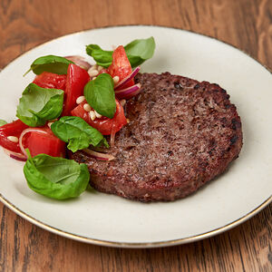 Рубленый бифштекс из оленины со свежим томатом