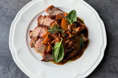 Стейк из свинины с белыми грибами и соусом демиглас 