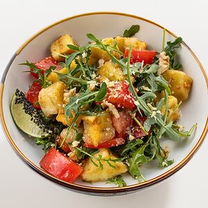 Теплый салат с жаренными баклажанами и творожным сыром