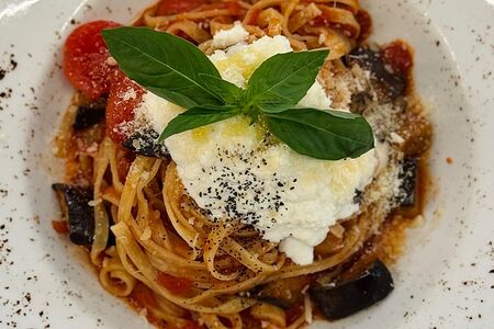 Паста Сициалиана с баклажаном и страчателлой