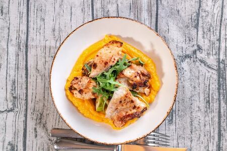 Запеченный цыпленок с тыквенным кремом