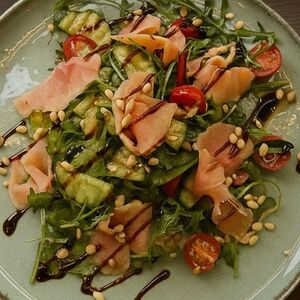 Новинка Салат с семгой и кадровыми орешками
